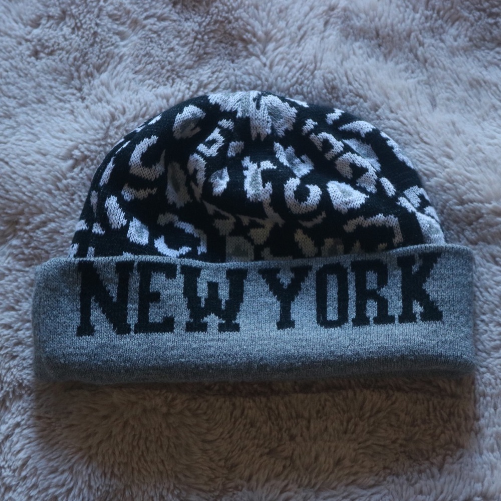 NEW YORK Beanie with animal print